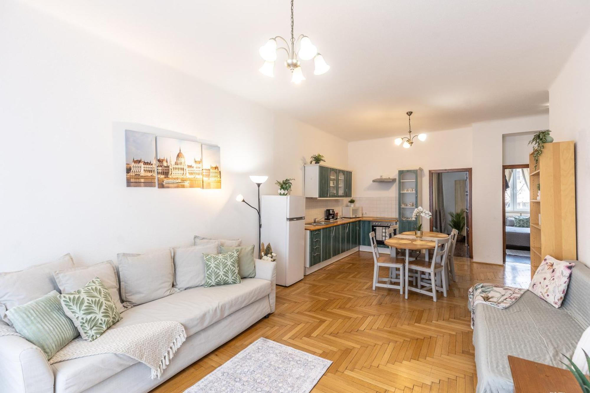 Riverside Balcony With View To Danube Apartment Budapest