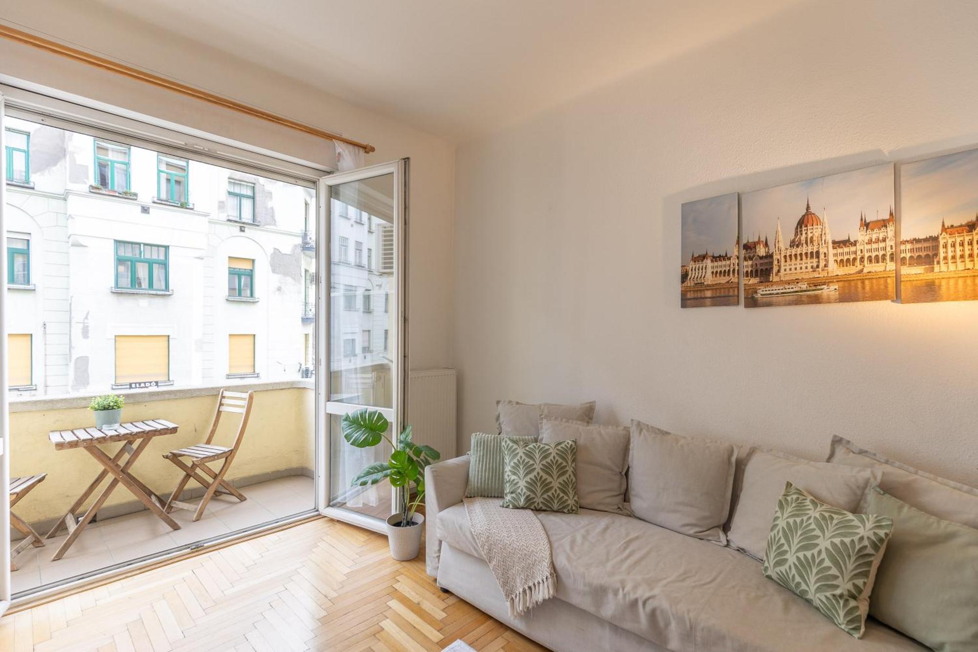 Apartment Riverside Balcony With View To Danube Budapest